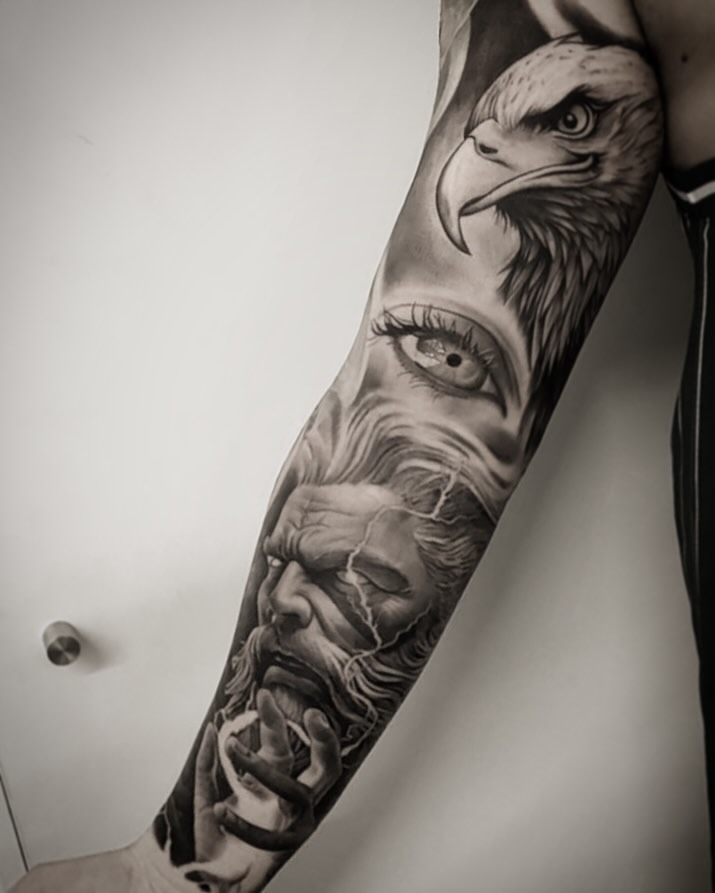 Sleeve realismo com águia, olho e Zeus por Heltattoo