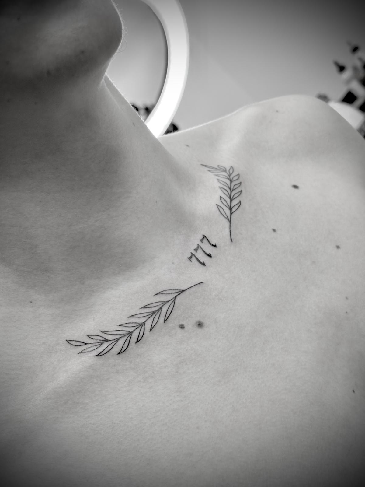 Tatuagem fine line ramos com 777 na clavícula por Heltattoo