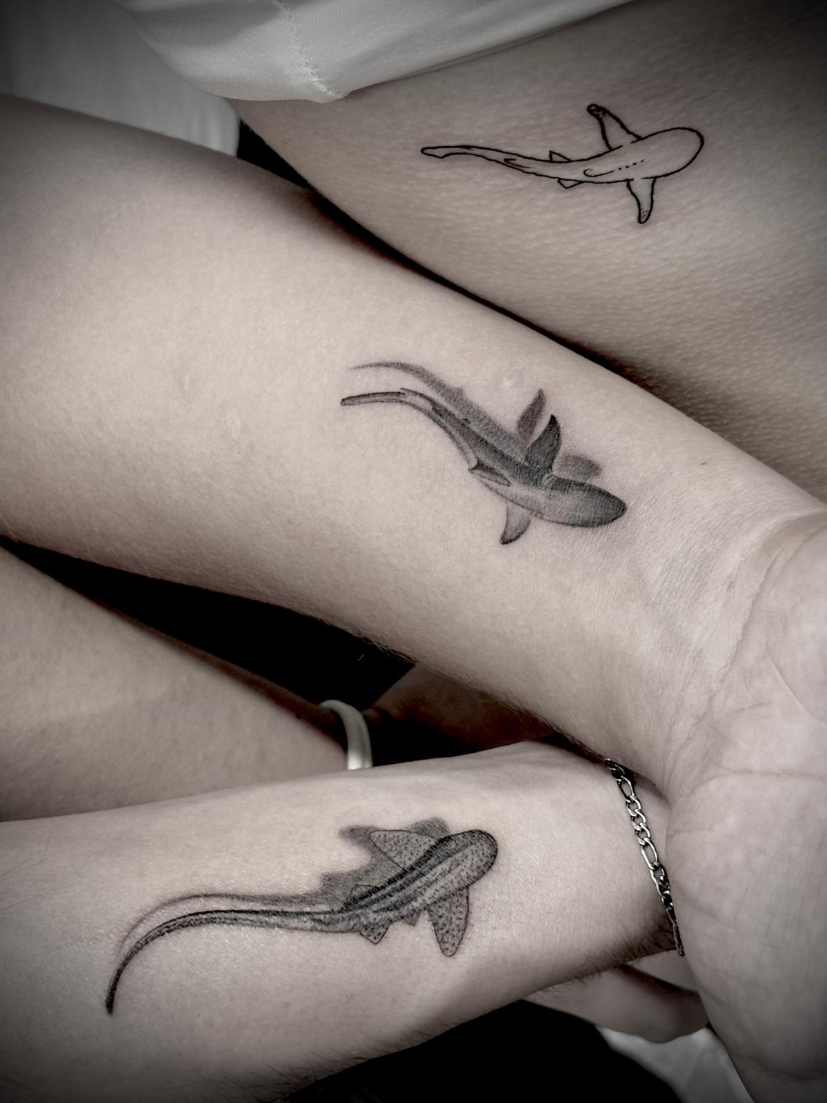 Tatuagens família de tubarões em fine line e black & grey por Heltattoo