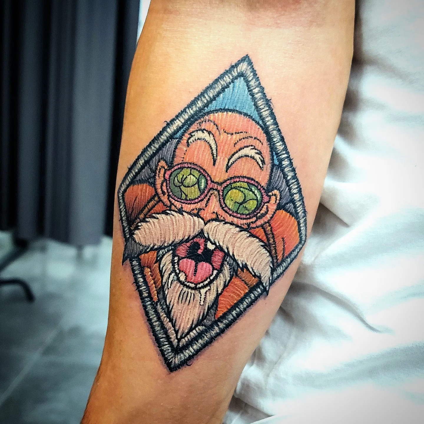 Tatuagem a cor estilo bordado Mestre Kame por Heltattoo