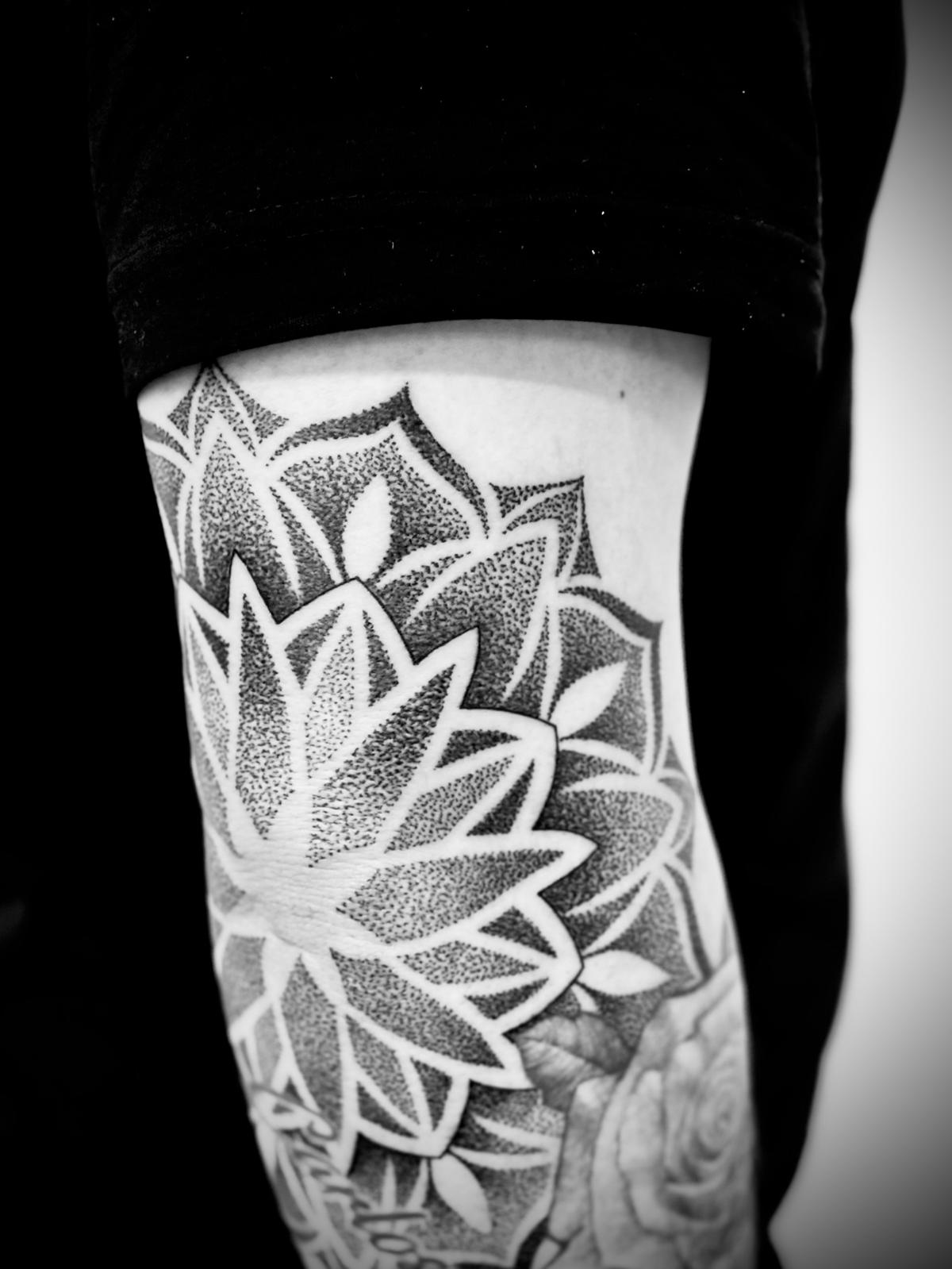 Tatuagem dotwork de mandala no cotovelo por Heltattoo