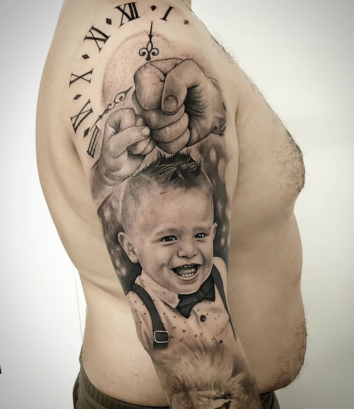 Retrato realista de criança com relógio por Heltattoo