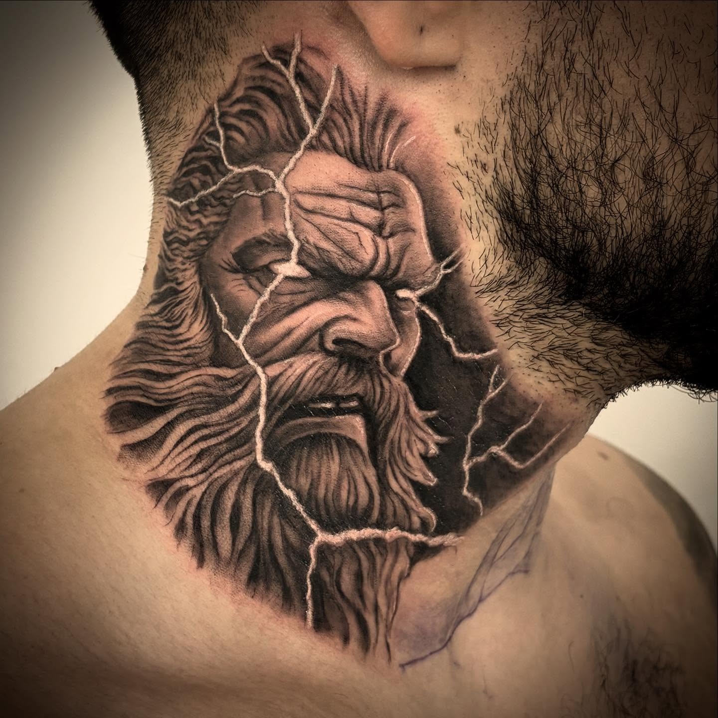 Tatuagem realismo de Zeus no pescoço por Heltattoo