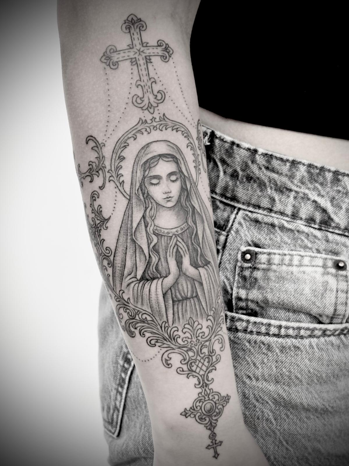 Tatuagem religiosa de Nossa Senhora com cruz e ornamentos por Heltattoo