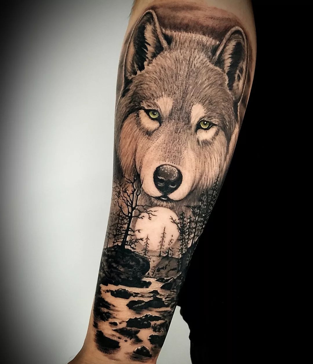 Tatuagem realismo de lobo com paisagem por Heltattoo
