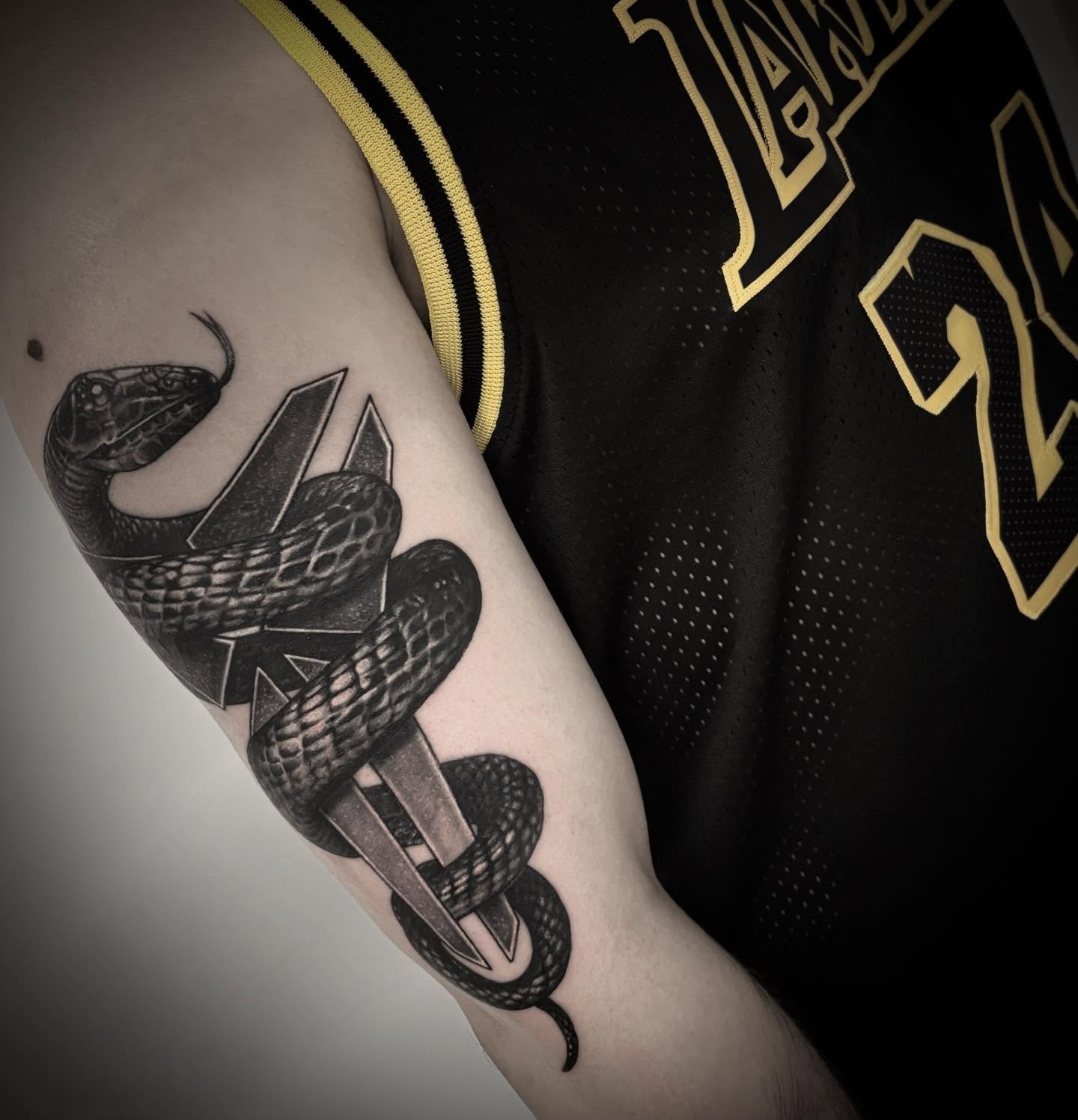 Tatuagem autoral cobra com logo Kobe Bryant por Heltattoo