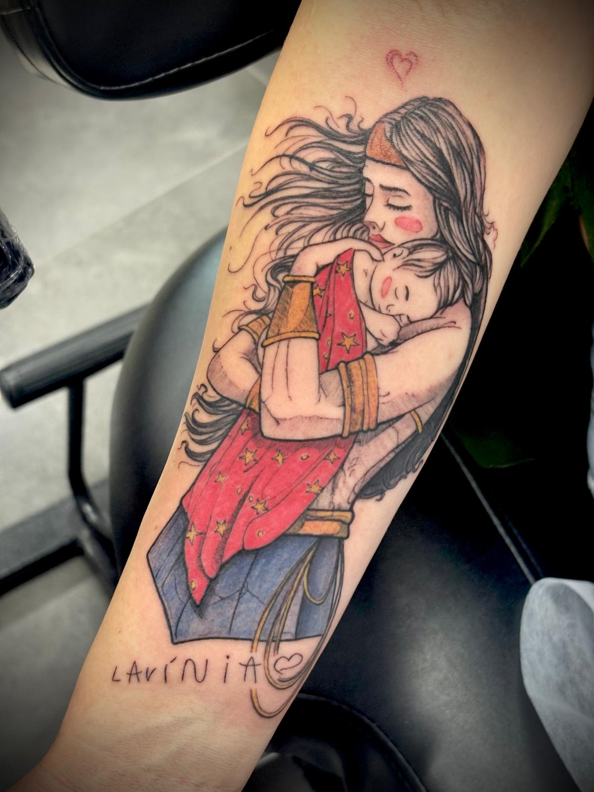 Tatuagem autoral mãe e filha estilo Mulher-Maravilha 'Lavínia' por Heltattoo
