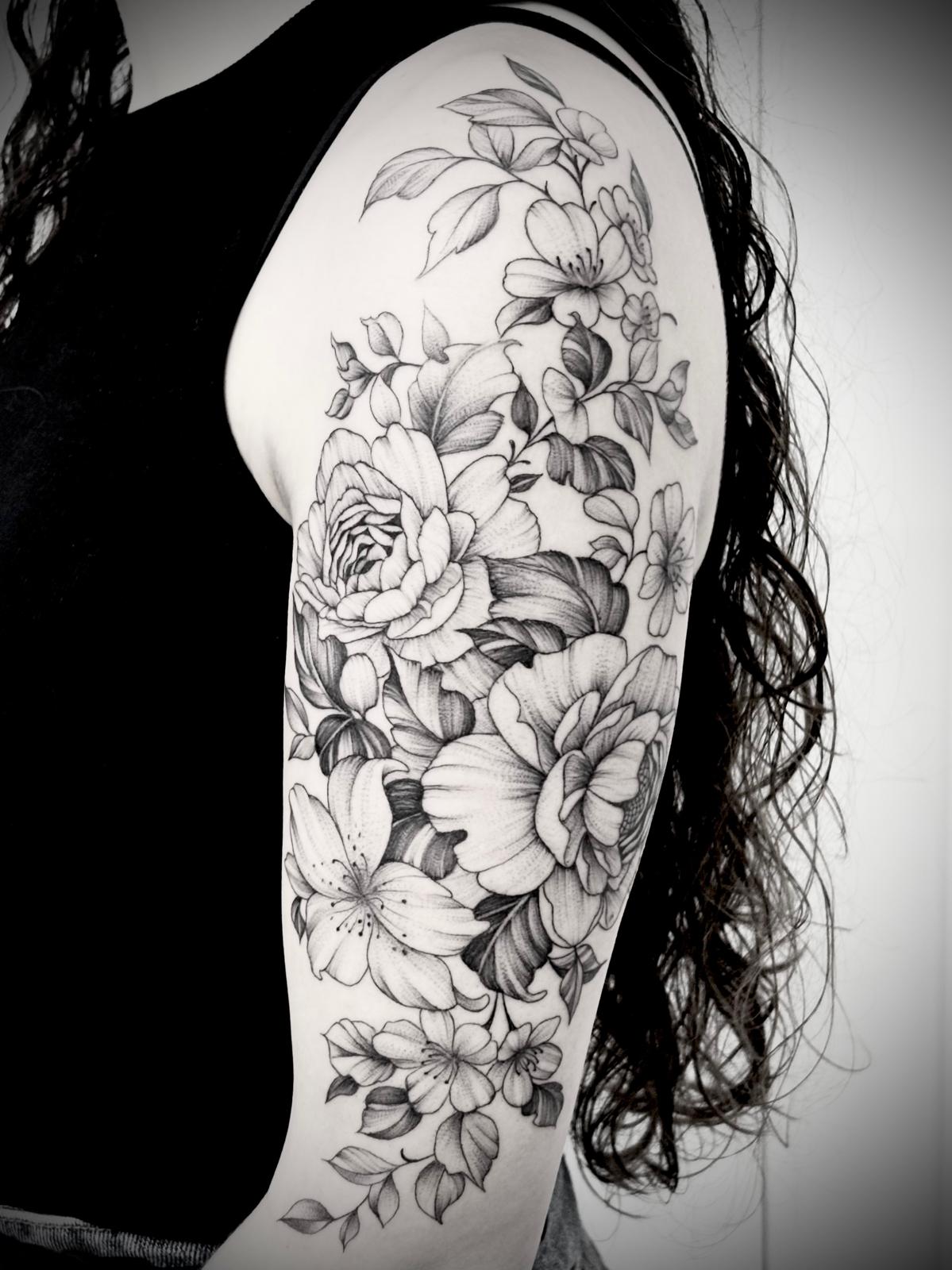 Sleeve floral em black & grey com peónia e lírios por Heltattoo