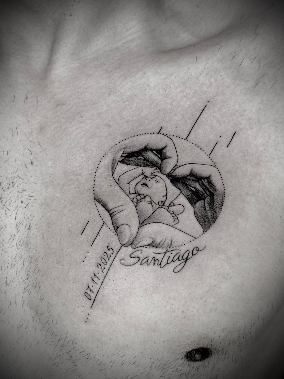 Tatuagem 'Santiago' com bebé nas mãos e data no peito por Heltattoo
