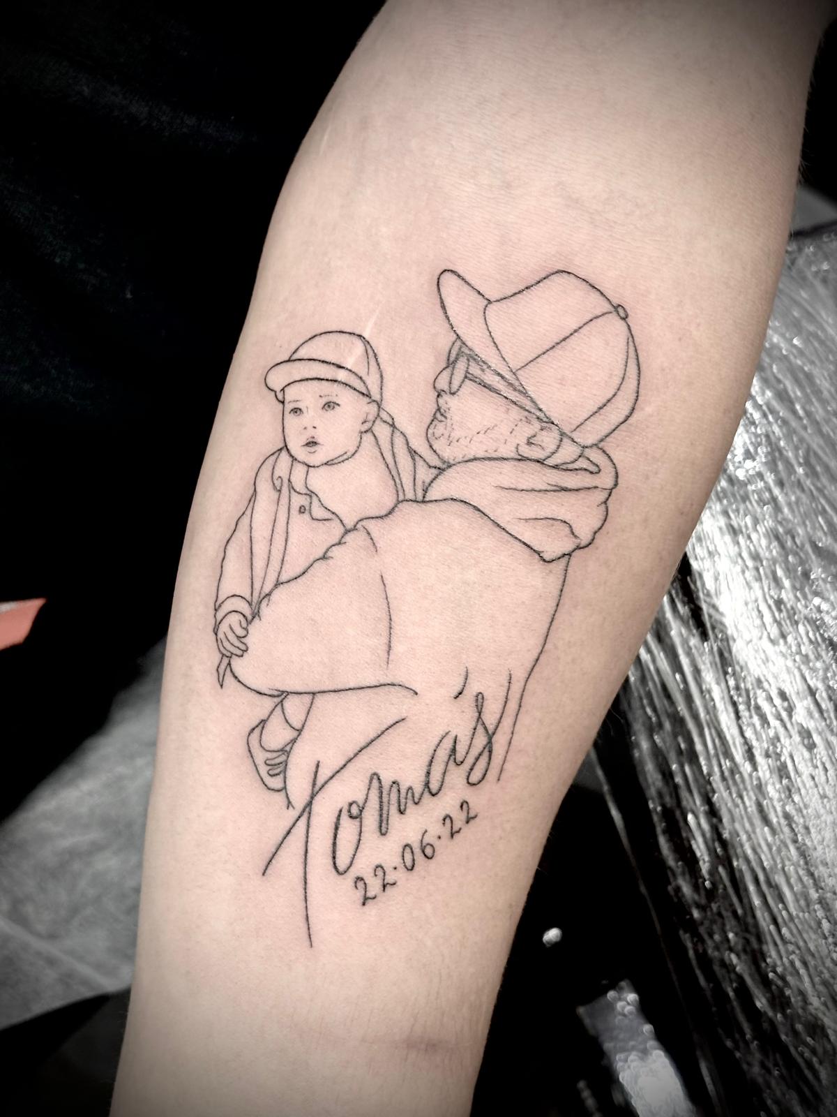 Tatuagem fine line de pai e filho 'Tomás' por Heltattoo