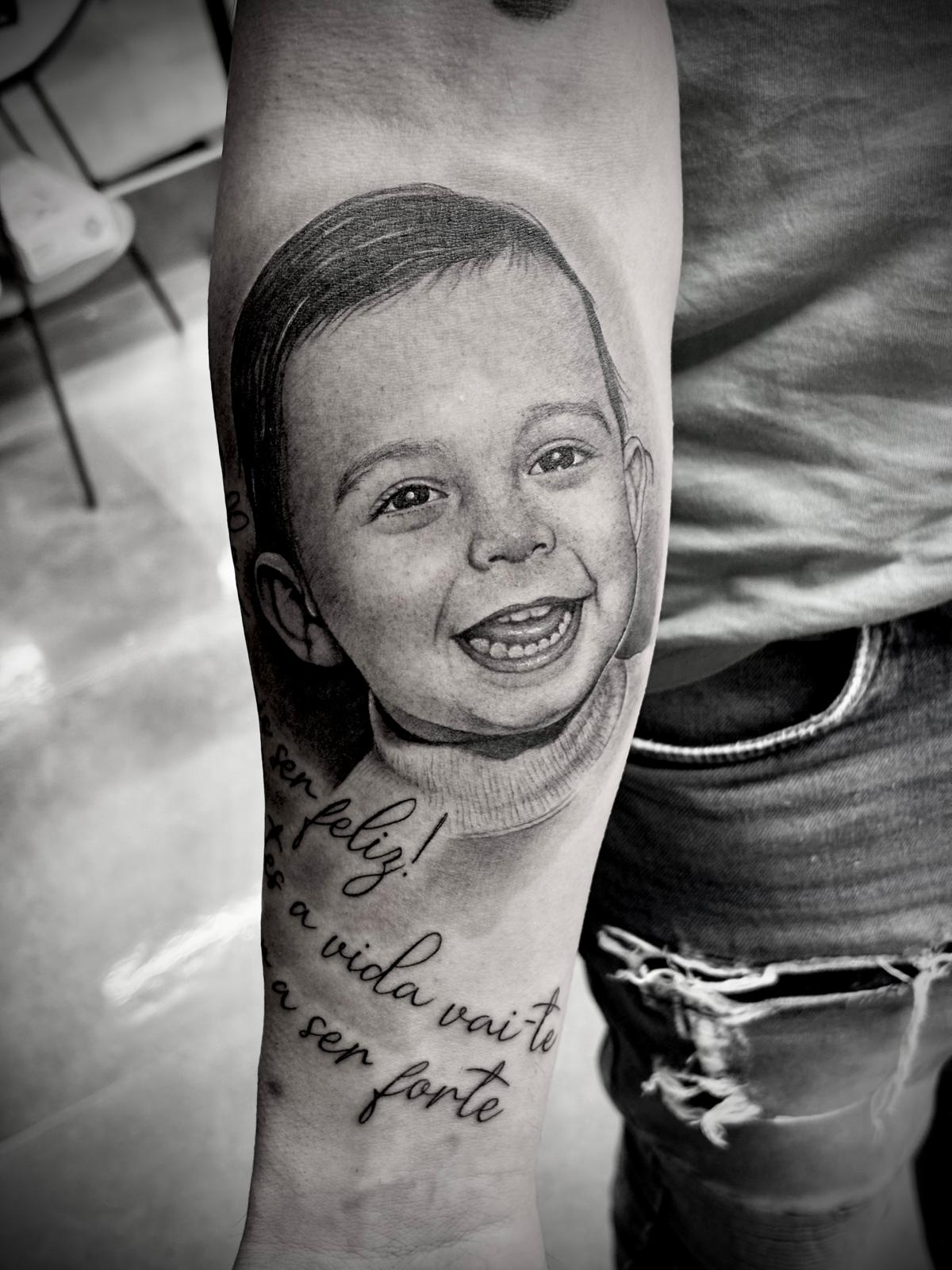 Retrato realista de criança com lettering 'a vida vai-te ensinar a ser forte' por Heltattoo