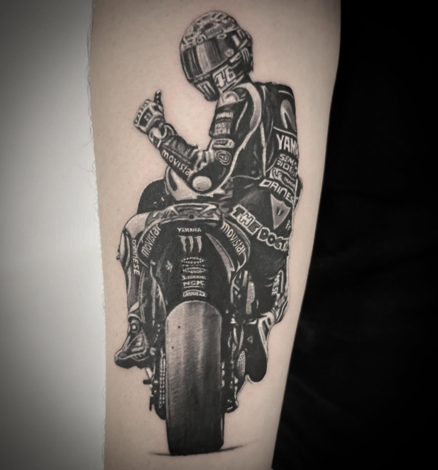 Tatuagem realismo black & grey de piloto MotoGP por Heltattoo