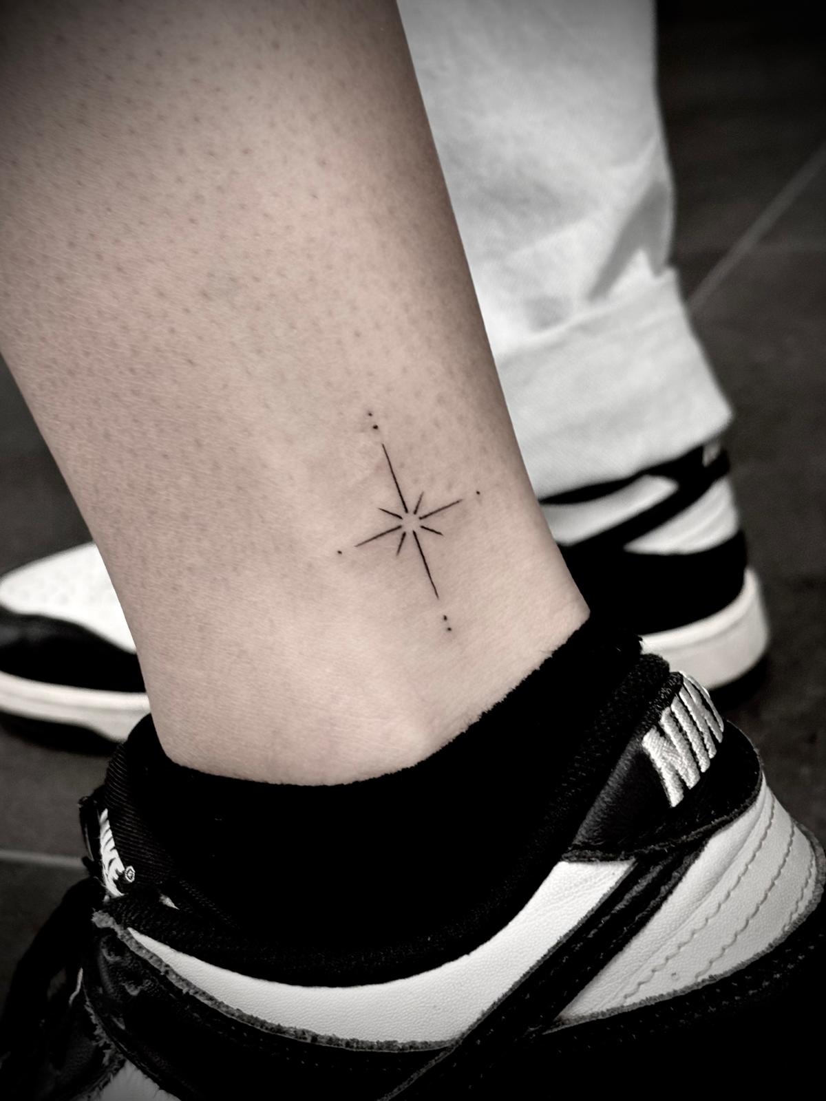 Tatuagem fine line de estrela no tornozelo por Heltattoo