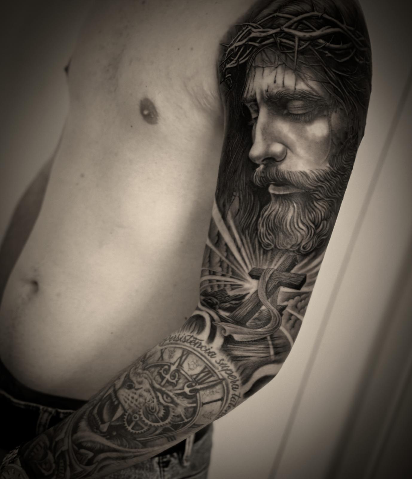 Sleeve realismo de Cristo com coroa de espinhos e relógio por Heltattoo