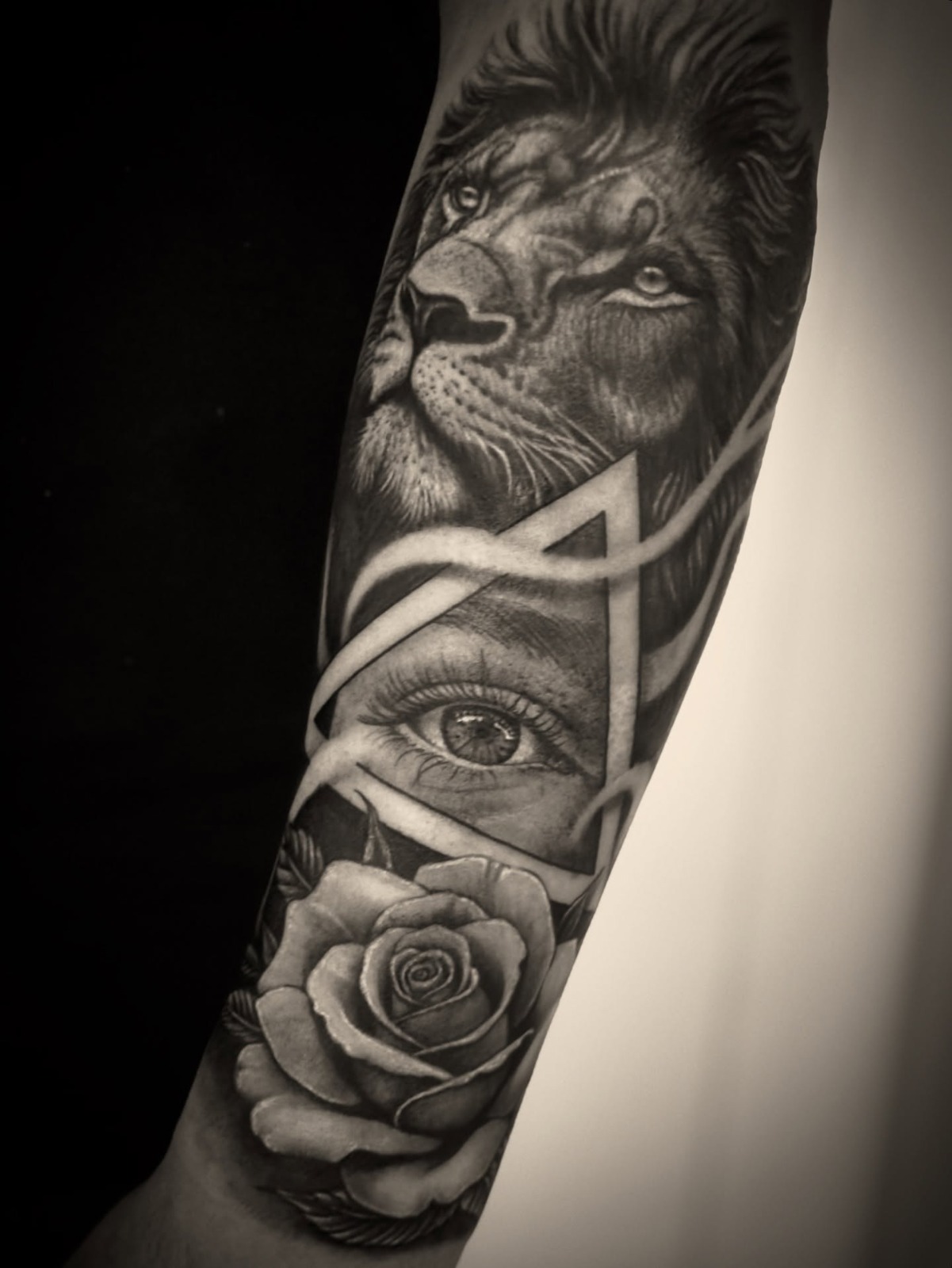 Sleeve realismo com leão, olho e rosa por Heltattoo