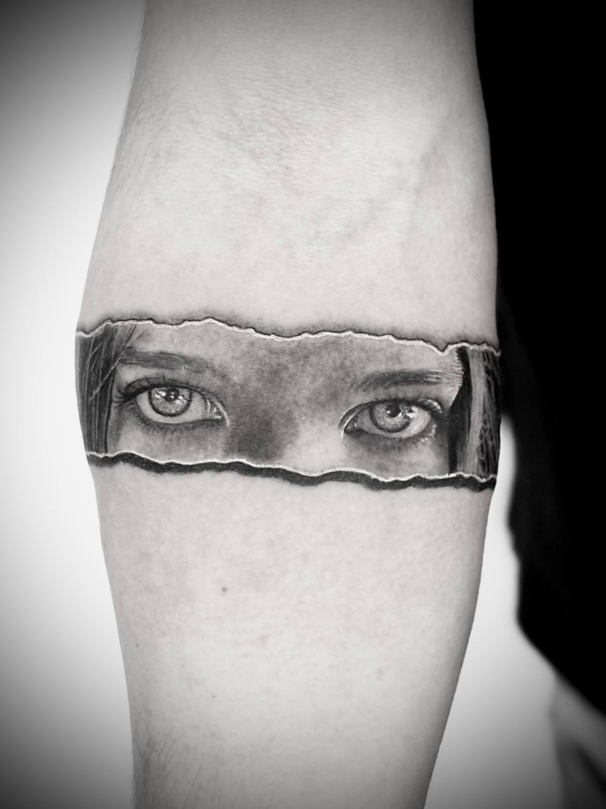 Tatuagem realismo de olhos em bracelete rasgada no antebraço por Heltattoo