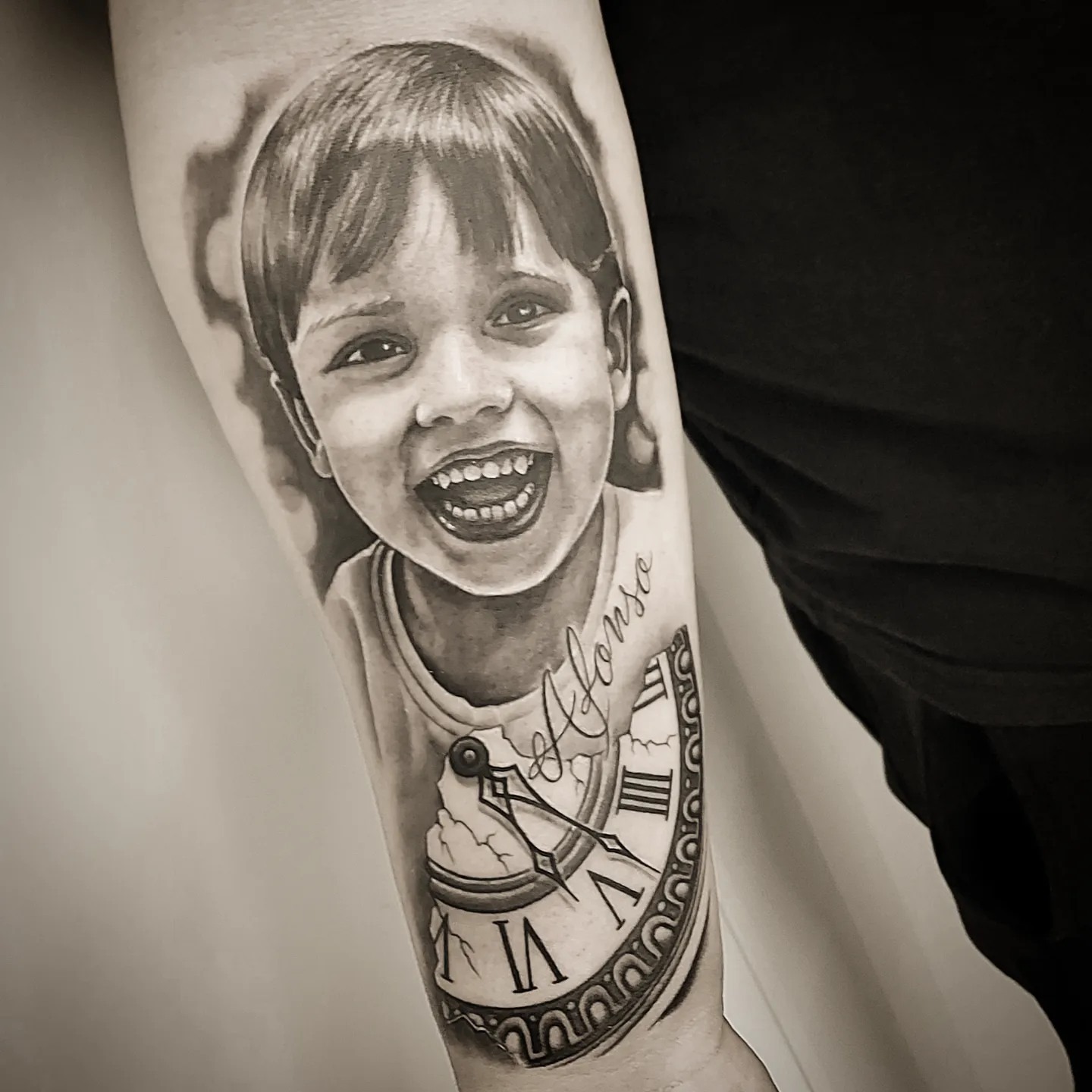 Retrato realista de criança com relógio 'Alonso' por Heltattoo