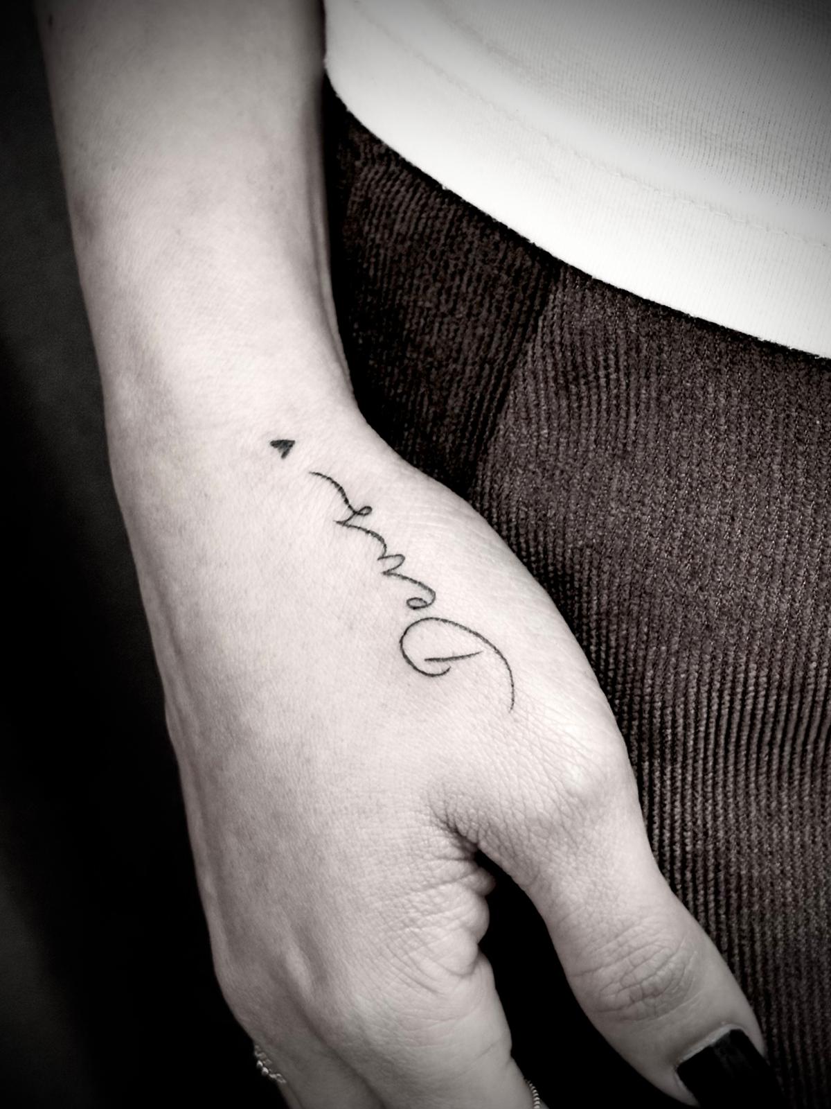 Tatuagem fine line lettering na mão por Heltattoo