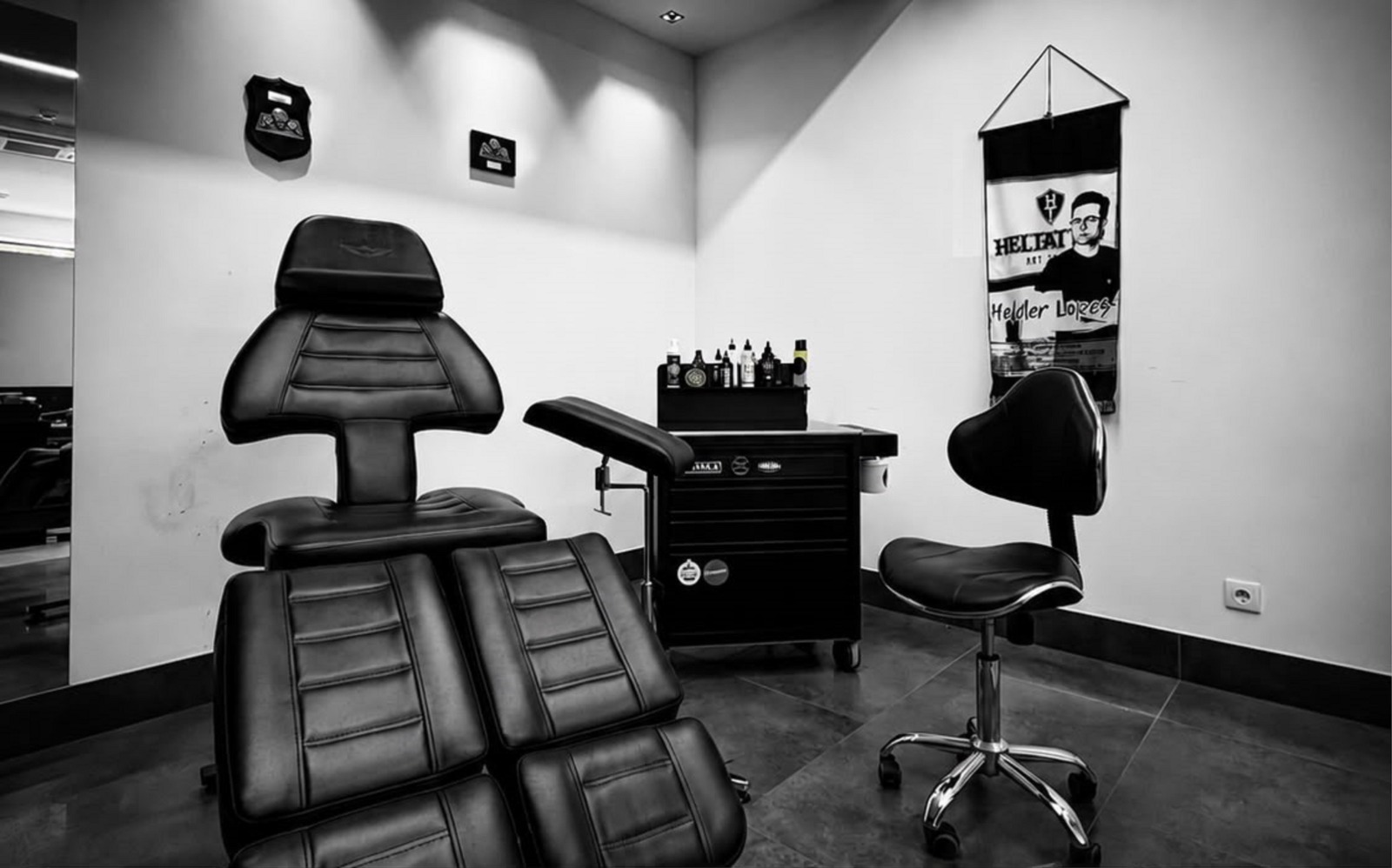 Sala de tatuagem com cadeira profissional
