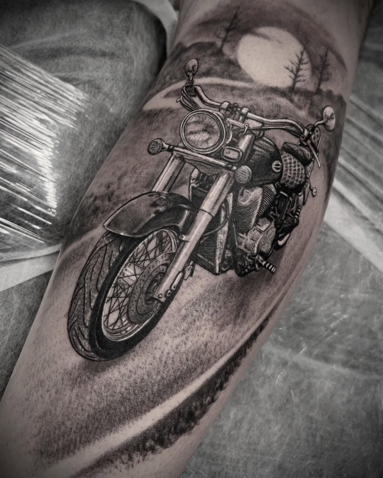 Tatuagem realismo de mota com paisagem ao luar por Heltattoo