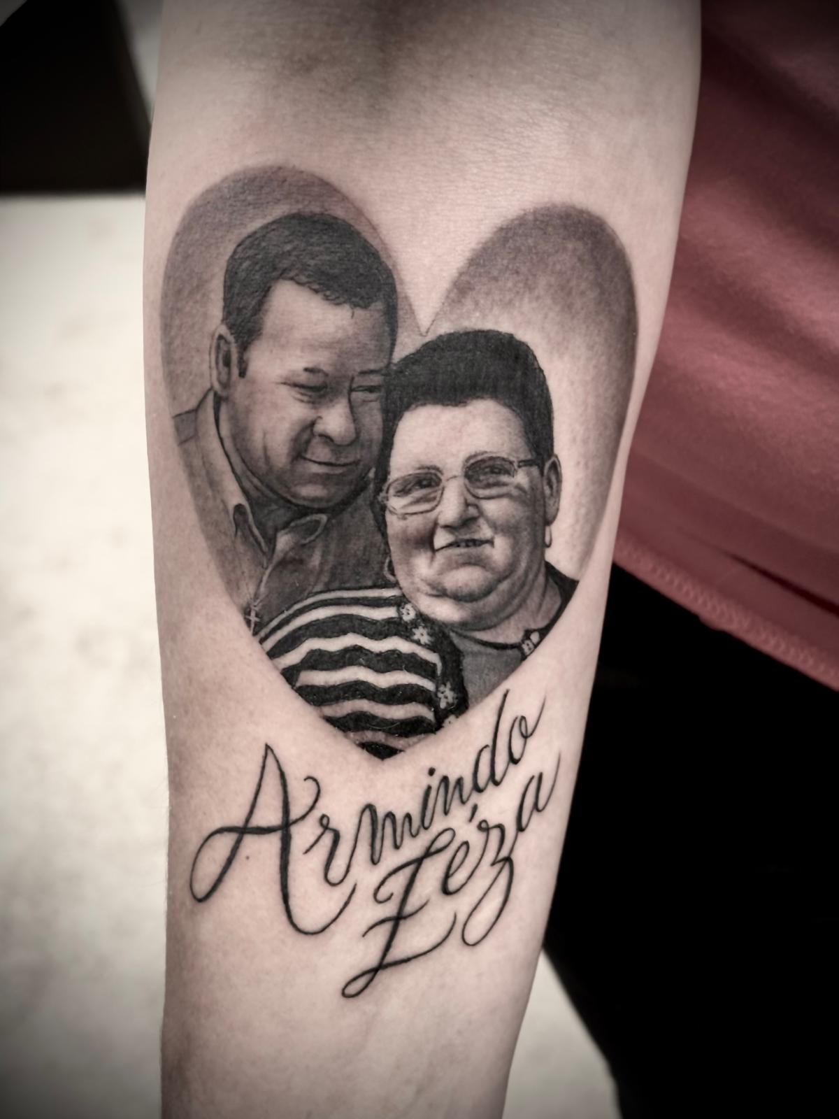 Retrato realista de casal em coração 'Armindo & Zeza' por Heltattoo