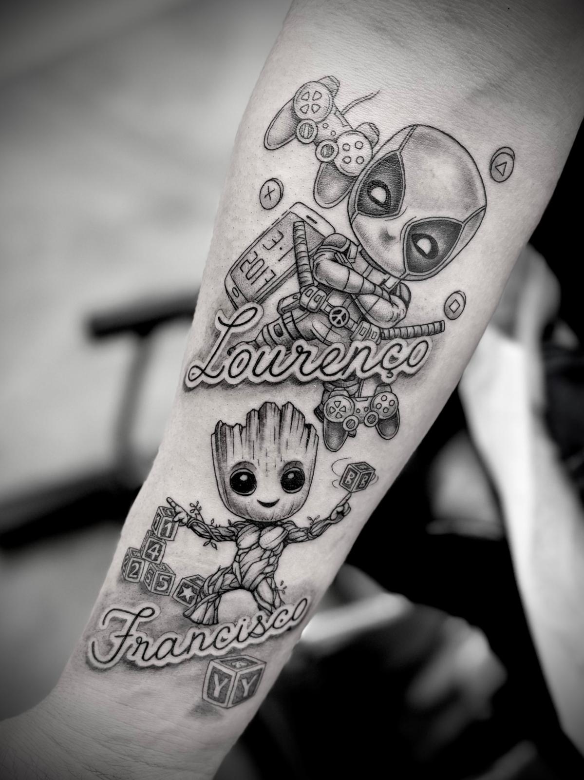Tatuagem autoral Deadpool, Groot e nomes 'Lourenço & Francisco' por Heltattoo