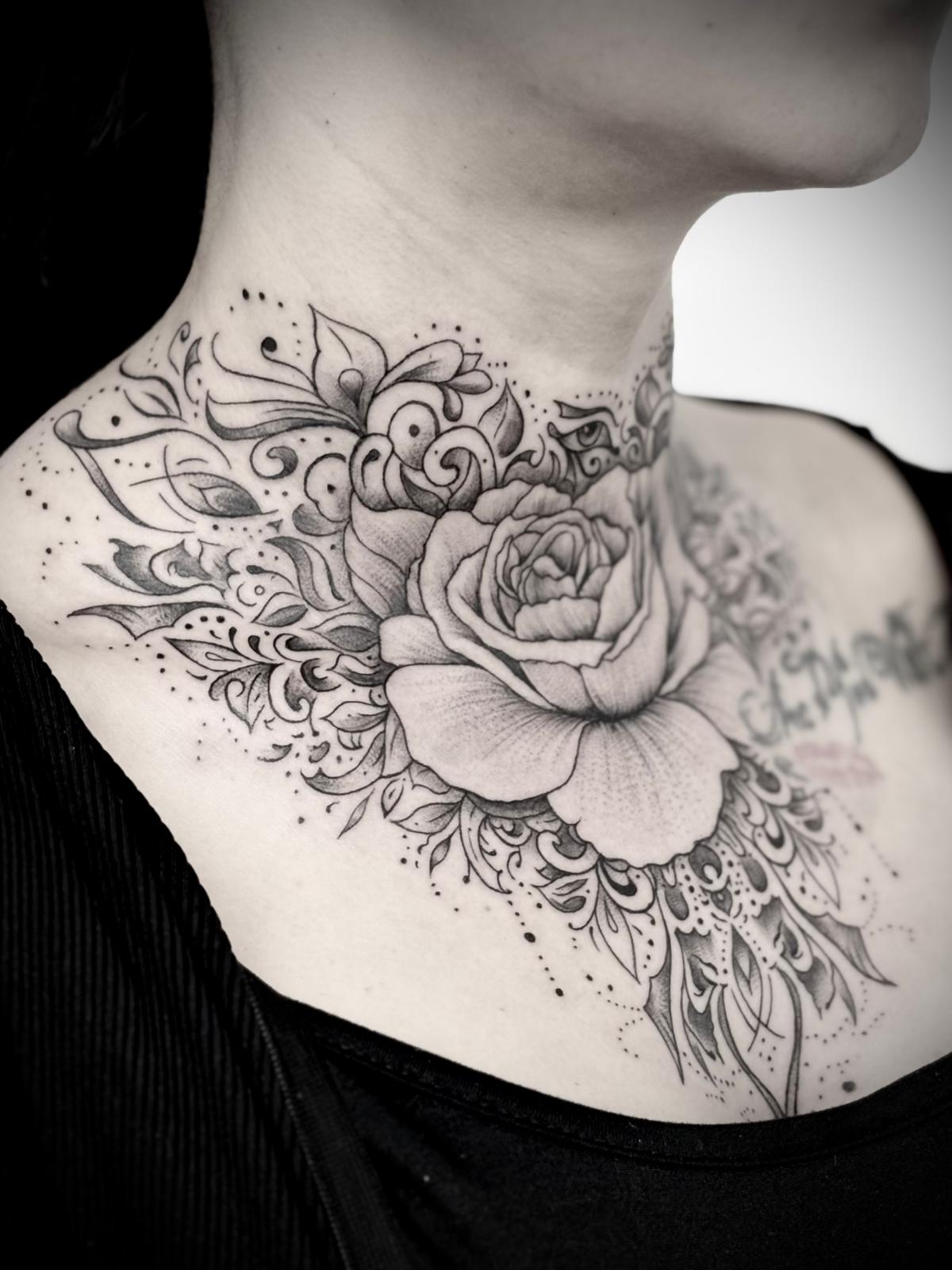 Tatuagem ornamental com rosa e mandala no pescoço por Heltattoo