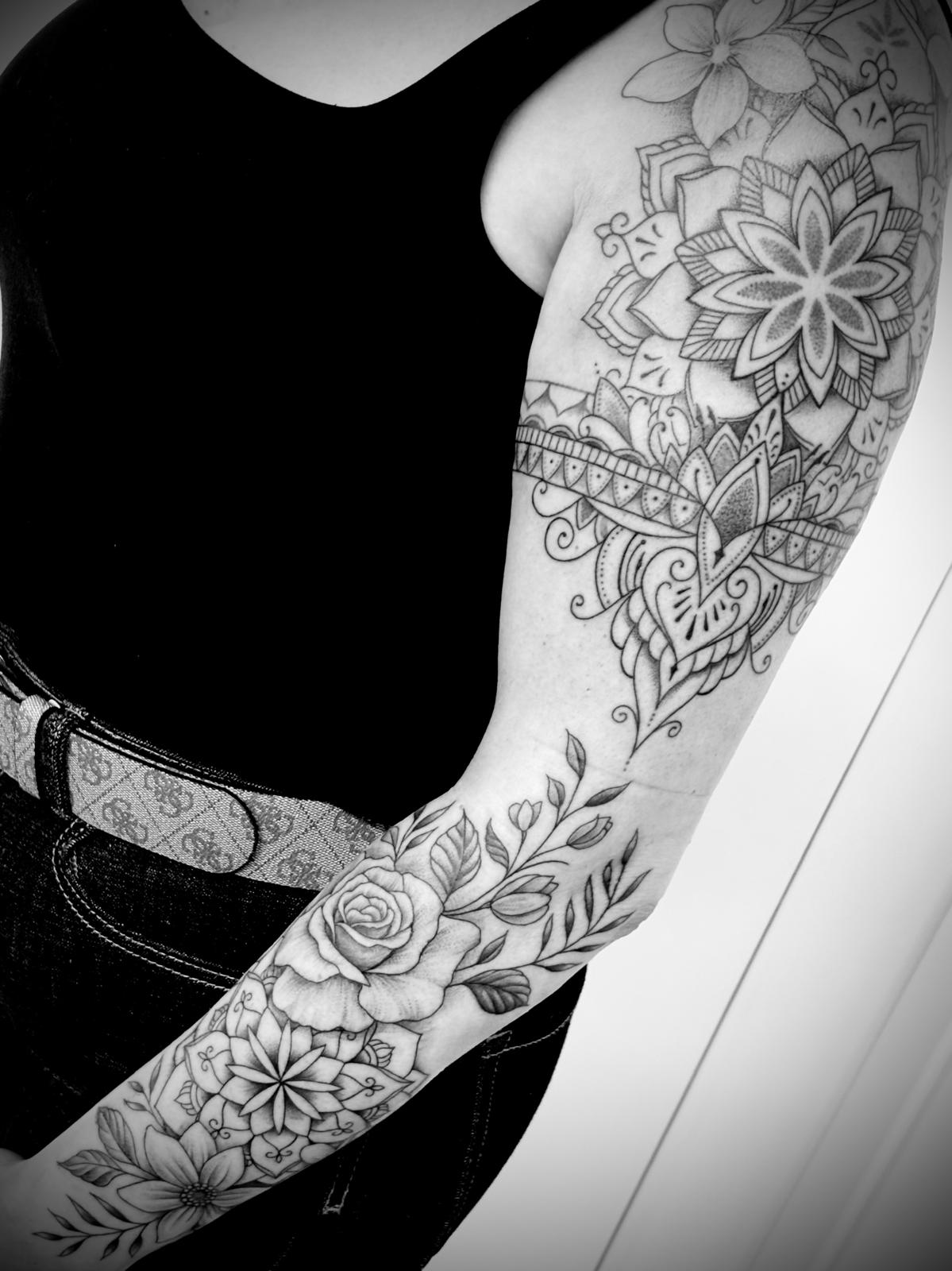 Sleeve ornamental com mandala, rosa e flores por Heltattoo