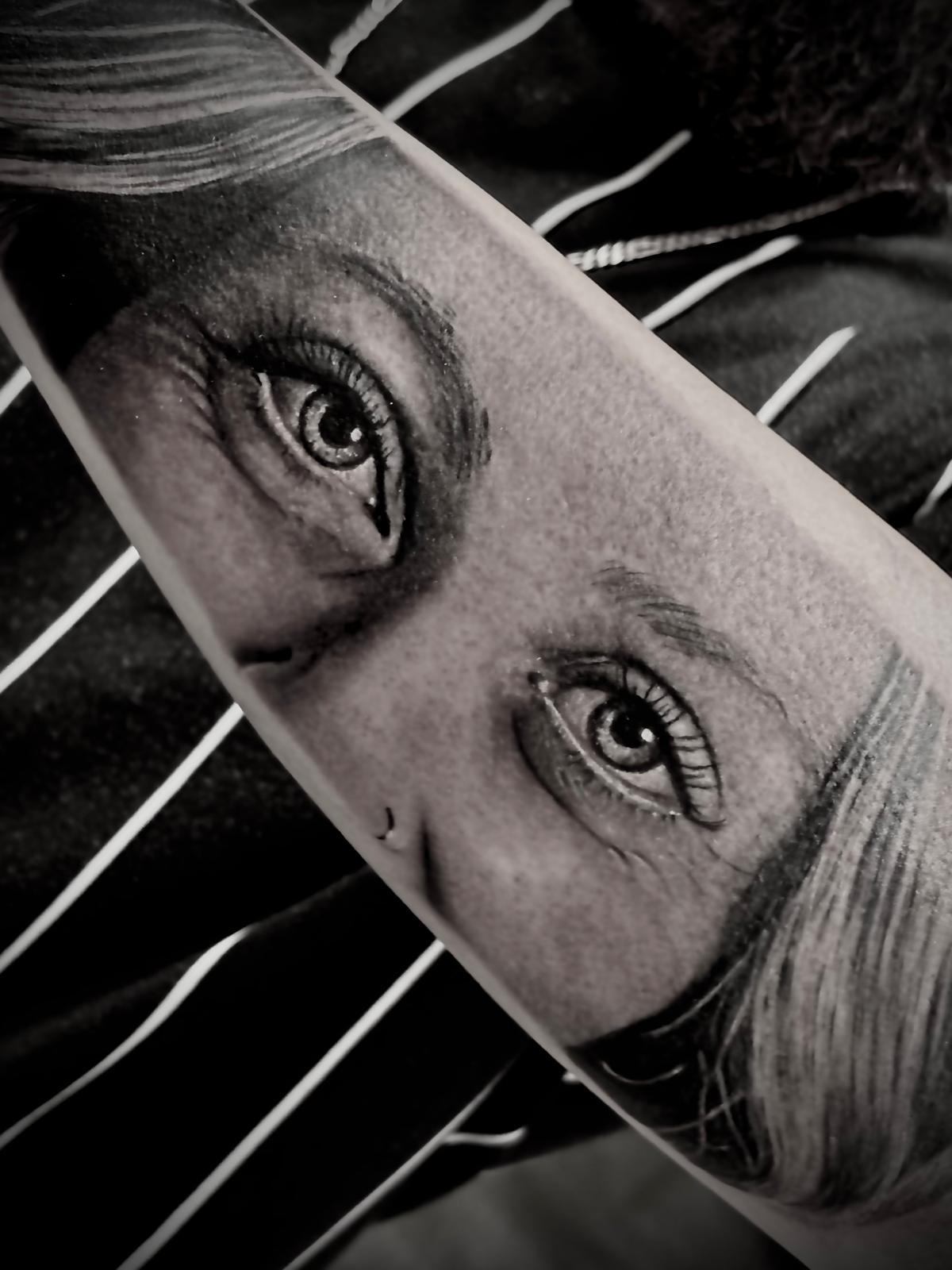 Tatuagem realismo de olhos femininos no braço por Heltattoo
