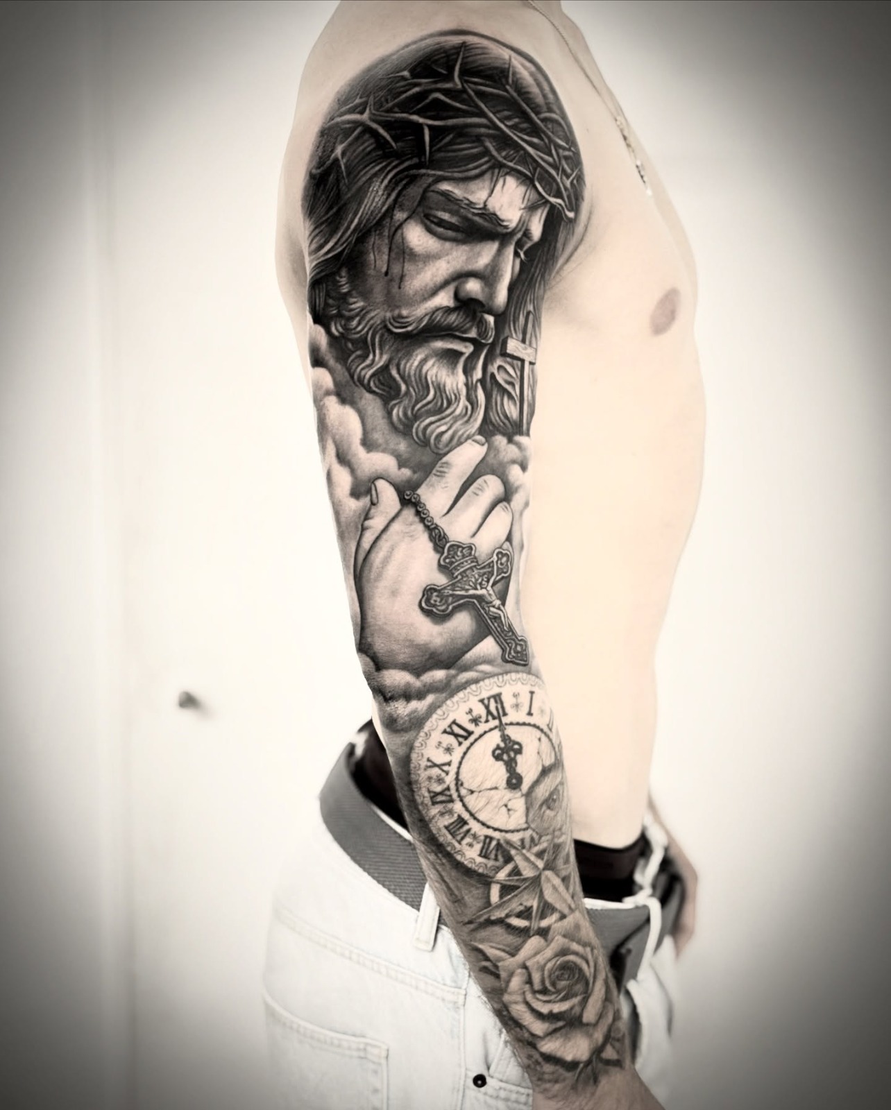 Sleeve realismo de Cristo com terço e relógio por Heltattoo
