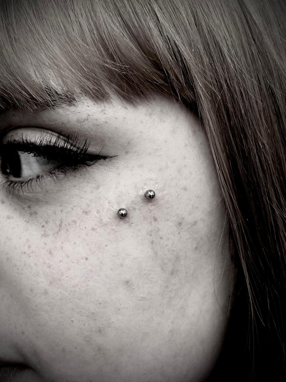 Piercing facial duplo por Heltattoo