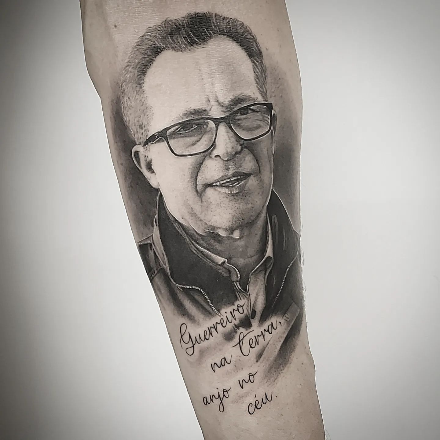 Retrato memorial 'Guerreiro na terra, anjo no céu' por Heltattoo